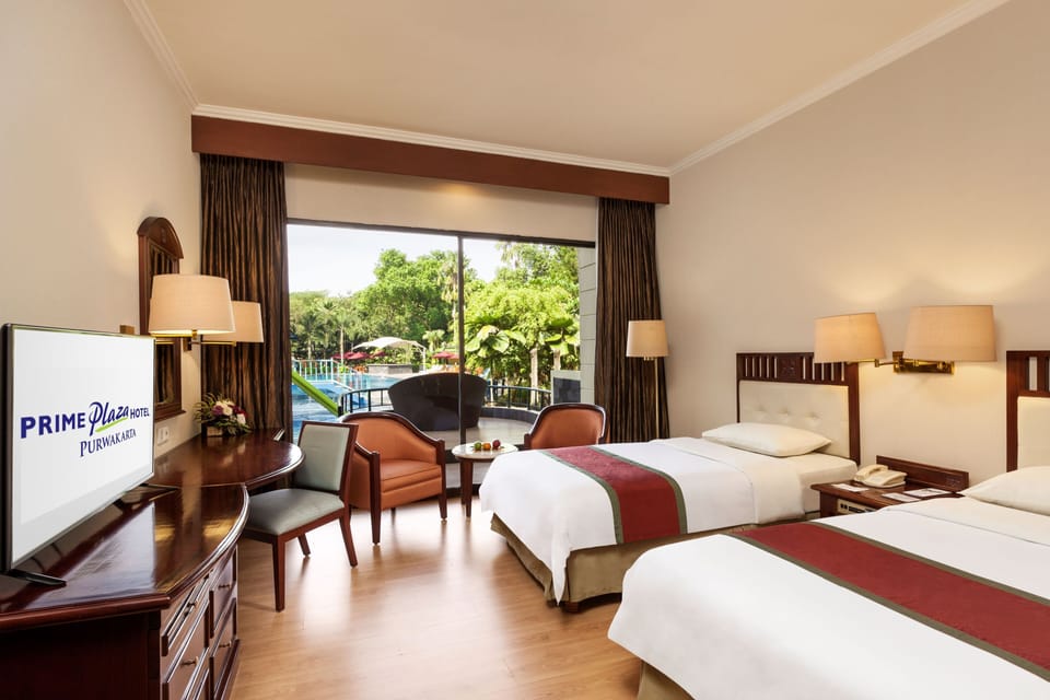Deluxe Twin Room, Balcony | Minibar, in-room safe, desk, laptop workspace