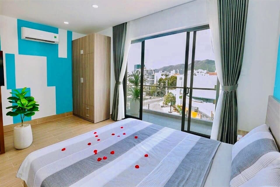 Comfort Apartment | Minibar, desk, blackout drapes, soundproofing