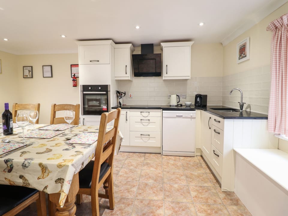 Cottage | Private kitchen | Fridge, dishwasher, electric kettle, toaster