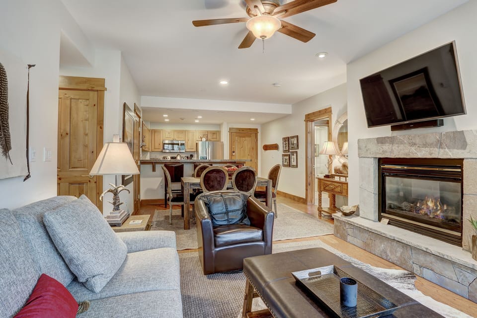 Condo, 2 Bedrooms | Living area