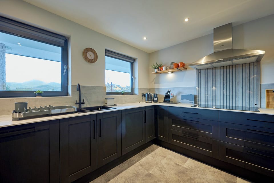 Cottage | Private kitchen | Fridge, dishwasher, electric kettle, cookware/dishes/utensils