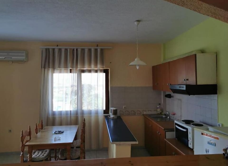 Family Apartment (7) | Private kitchen | Fridge, stovetop, electric kettle, toaster oven