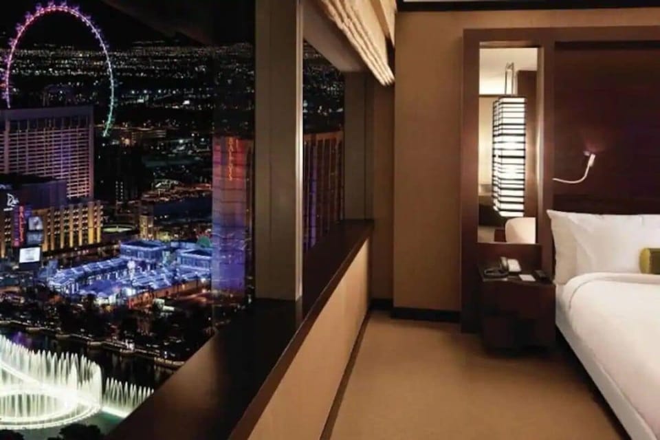 Studio Fountain View | Premium bedding, in-room safe, desk, laptop workspace