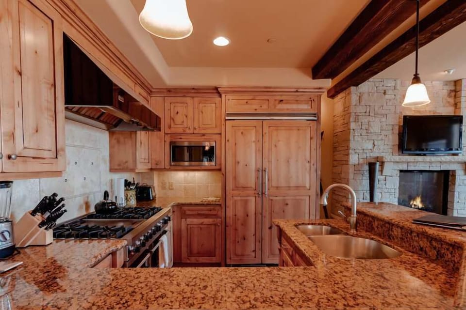 Luxury Condo | Private kitchen | Coffee/tea maker, full-size fridge, microwave, oven