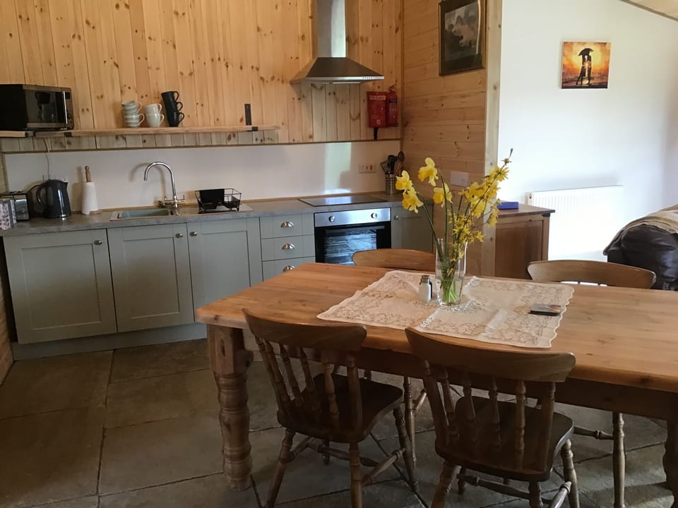 Cottage | Private kitchen | Fridge, microwave, oven, stovetop