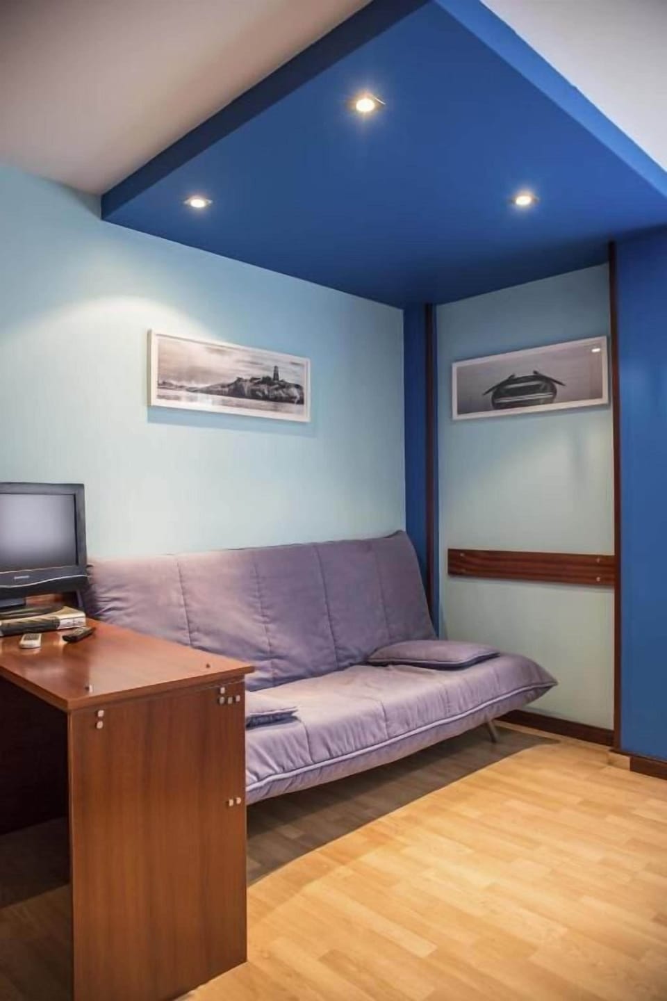 Panoramic Twin Room | Minibar, individually decorated, desk, laptop workspace