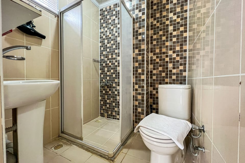 Standard Double or Twin Room | Bathroom | Shower, hair dryer, slippers, towels