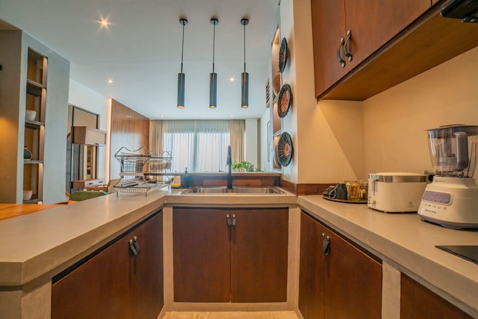 Deluxe Apartment | Private kitchen | Full-size fridge, stovetop, blender, cookware/dishes/utensils