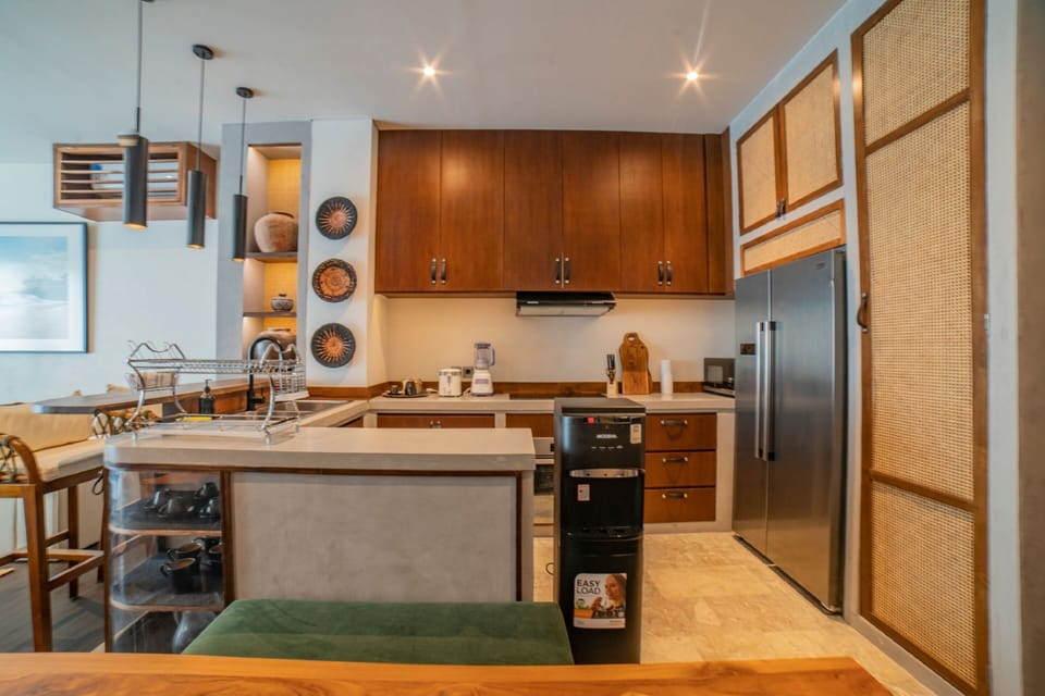Full-size fridge, stovetop, blender, cookware/dishes/utensils