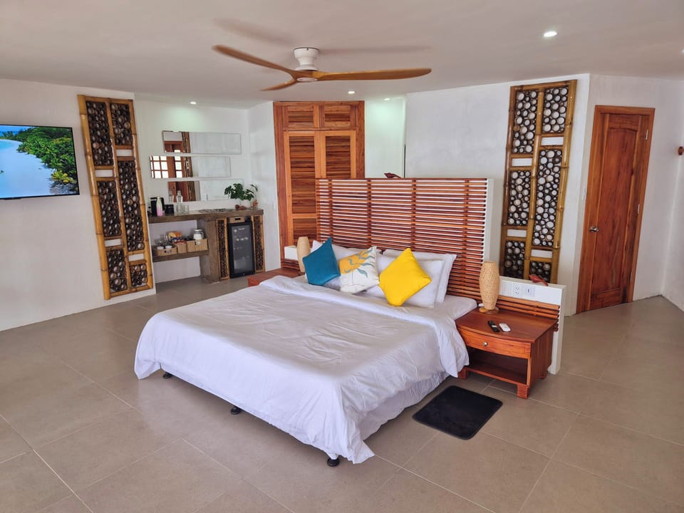 Exclusive Room, 1 King Bed, Balcony, Sea View | Minibar, in-room safe, blackout drapes, free WiFi
