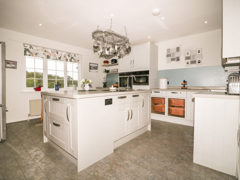 Cottage | Private kitchen | Fridge, microwave, dishwasher, electric kettle