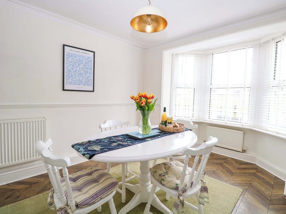 Cottage | Dining