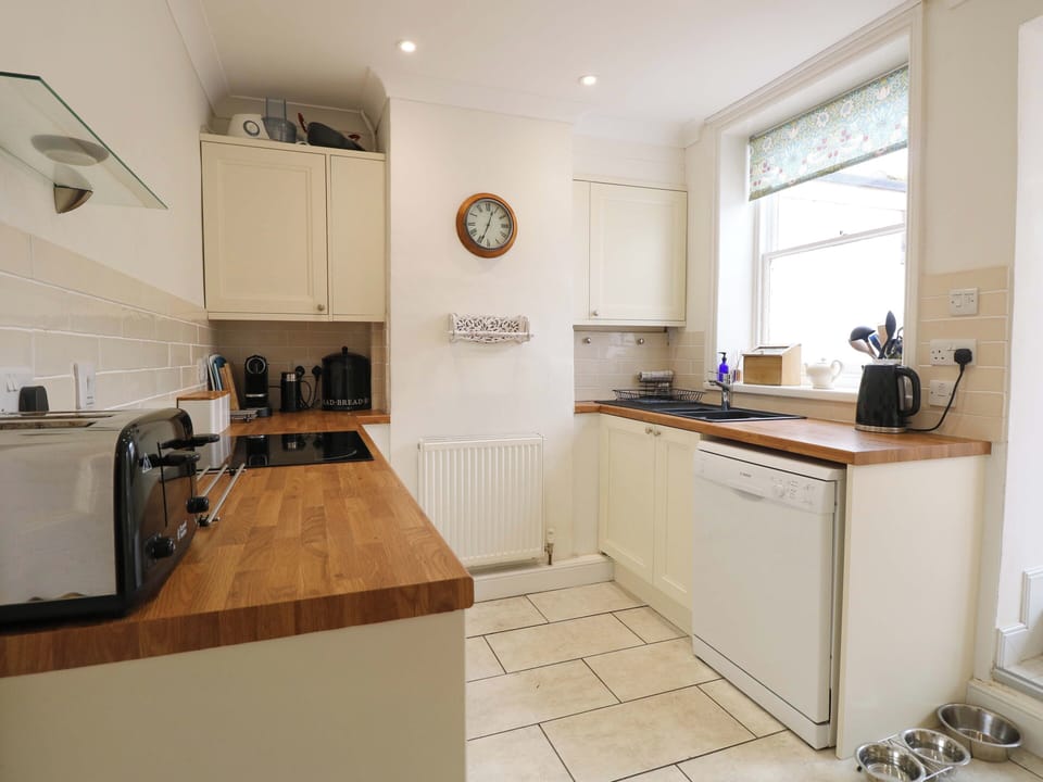 Cottage | Private kitchen | Fridge, microwave, dishwasher, cookware/dishes/utensils