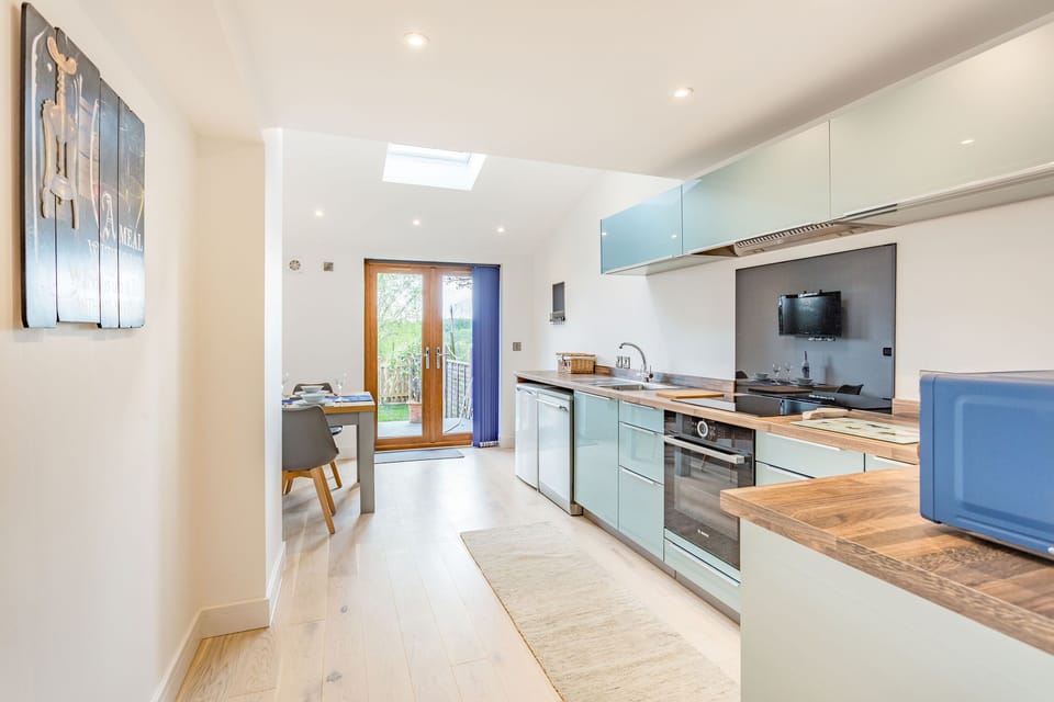 Cottage | Private kitchen | Fridge, microwave, dishwasher, electric kettle