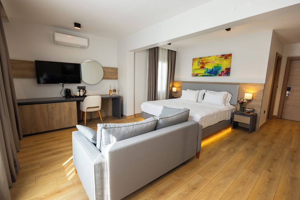 Deluxe Room | Minibar, in-room safe, blackout drapes, free WiFi
