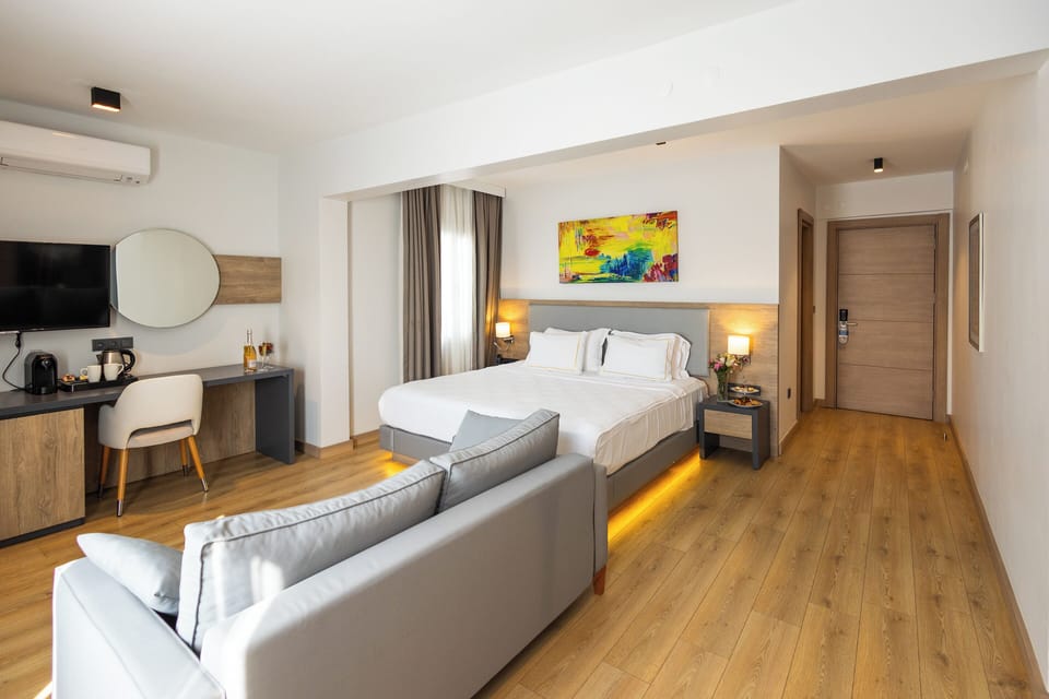 Deluxe Room | Minibar, in-room safe, blackout drapes, free WiFi