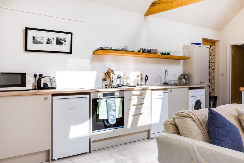 Cottage | Private kitchen | Fridge, microwave, dishwasher, toaster