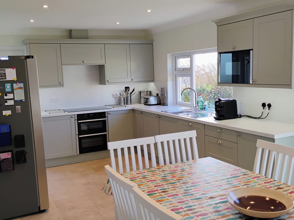 Cottage | Private kitchen | Fridge, dishwasher, cookware/dishes/utensils