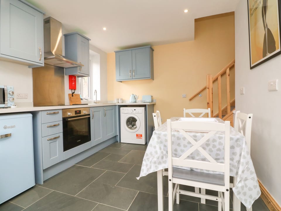 Cottage | Private kitchen | Fridge, microwave, electric kettle, toaster
