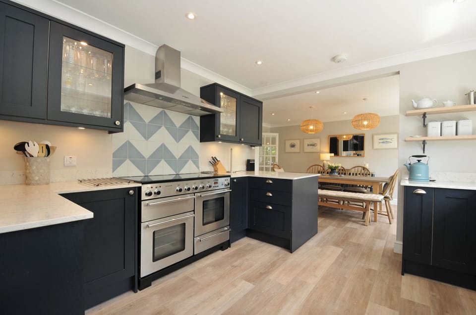 Cottage | Private kitchen | Fridge, microwave, dishwasher, cookware/dishes/utensils