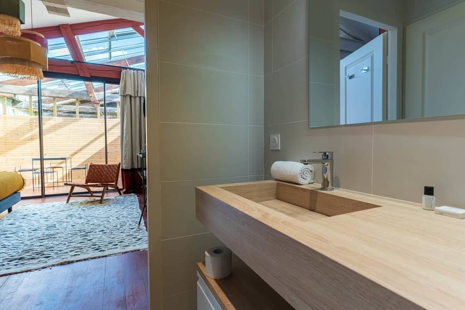 Room (Magna) | Bathroom | Shower, free toiletries, hair dryer, bathrobes