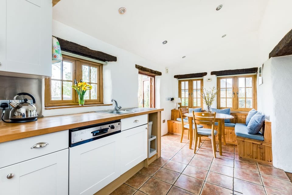 Cottage | Private kitchen | Fridge, microwave, dishwasher, cookware/dishes/utensils