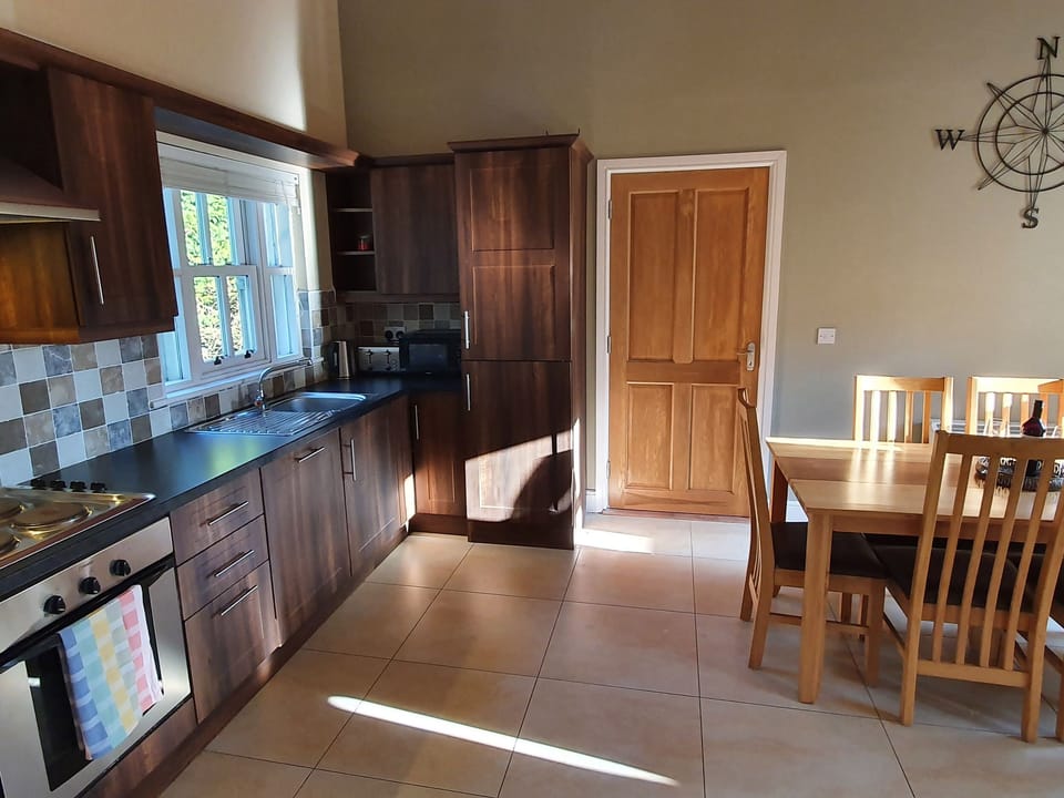 Cottage | Private kitchen | Dishwasher, electric kettle, toaster, cookware/dishes/utensils