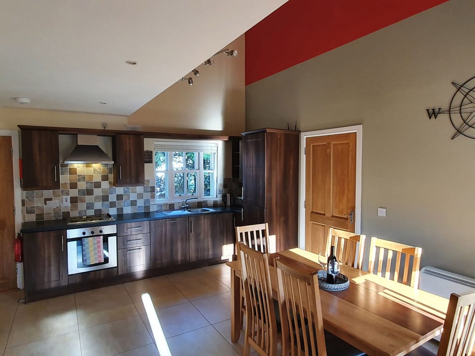 Cottage | Private kitchen | Dishwasher, electric kettle, toaster, cookware/dishes/utensils