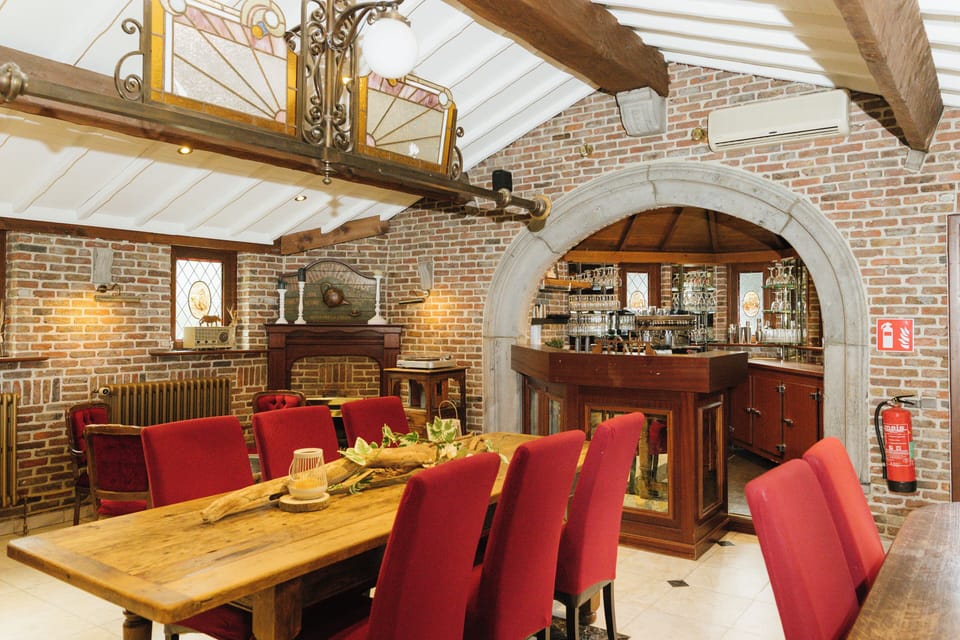 Deluxe Villa | Living area | Flat-screen TV, fireplace, toys