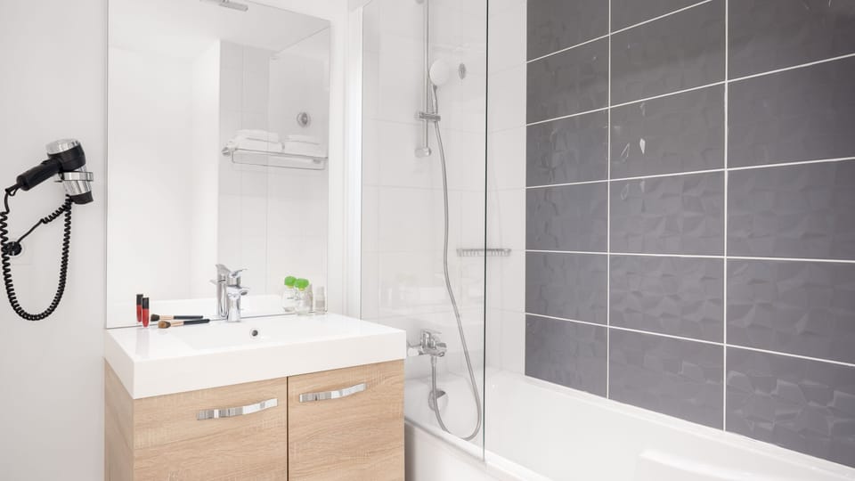 Studio | Bathroom | Bathtub, towels, soap, shampoo