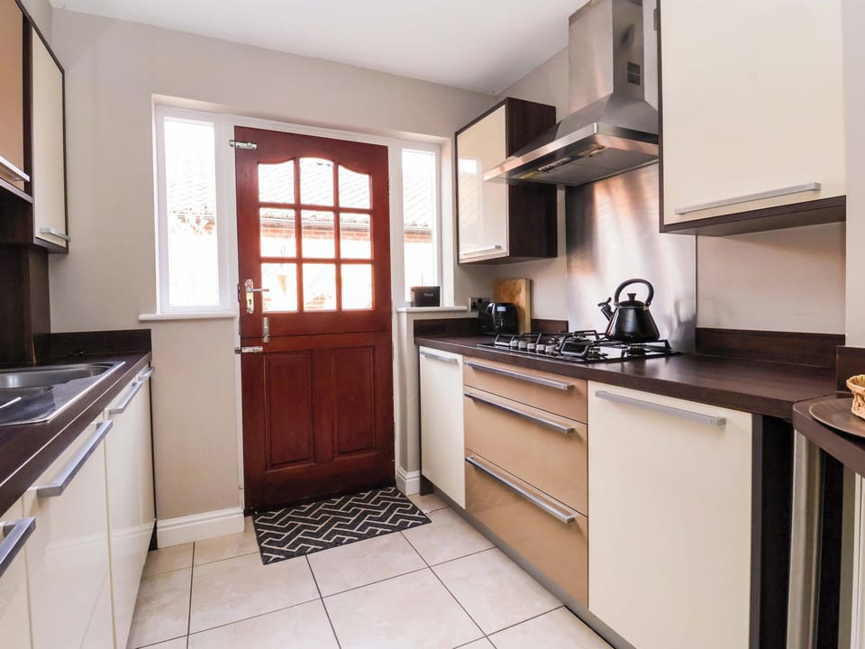 Cottage | Private kitchen | Fridge, dishwasher, electric kettle, toaster