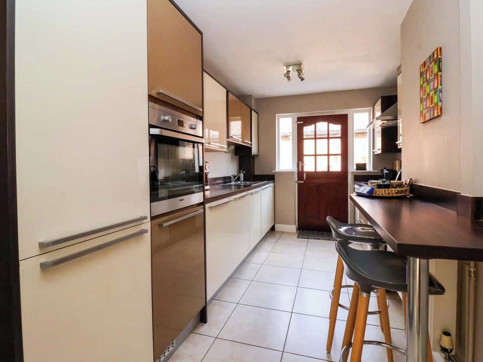 Cottage | Private kitchen | Fridge, dishwasher, electric kettle, toaster