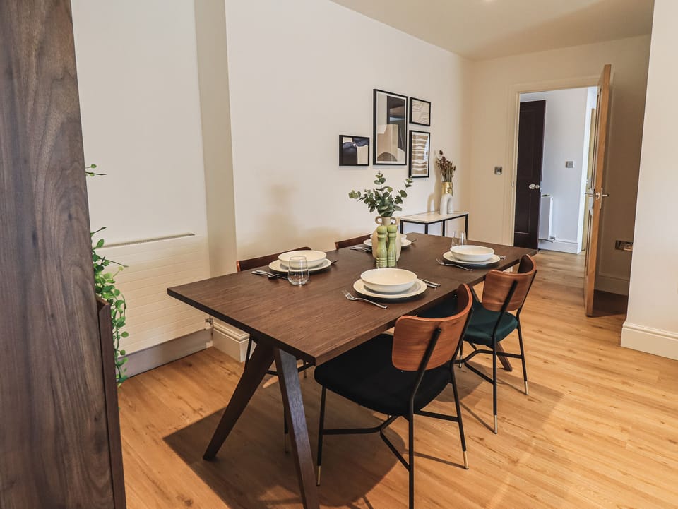 Cottage | Dining