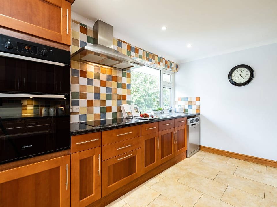 Cottage | Private kitchen | Fridge, microwave, dishwasher, electric kettle