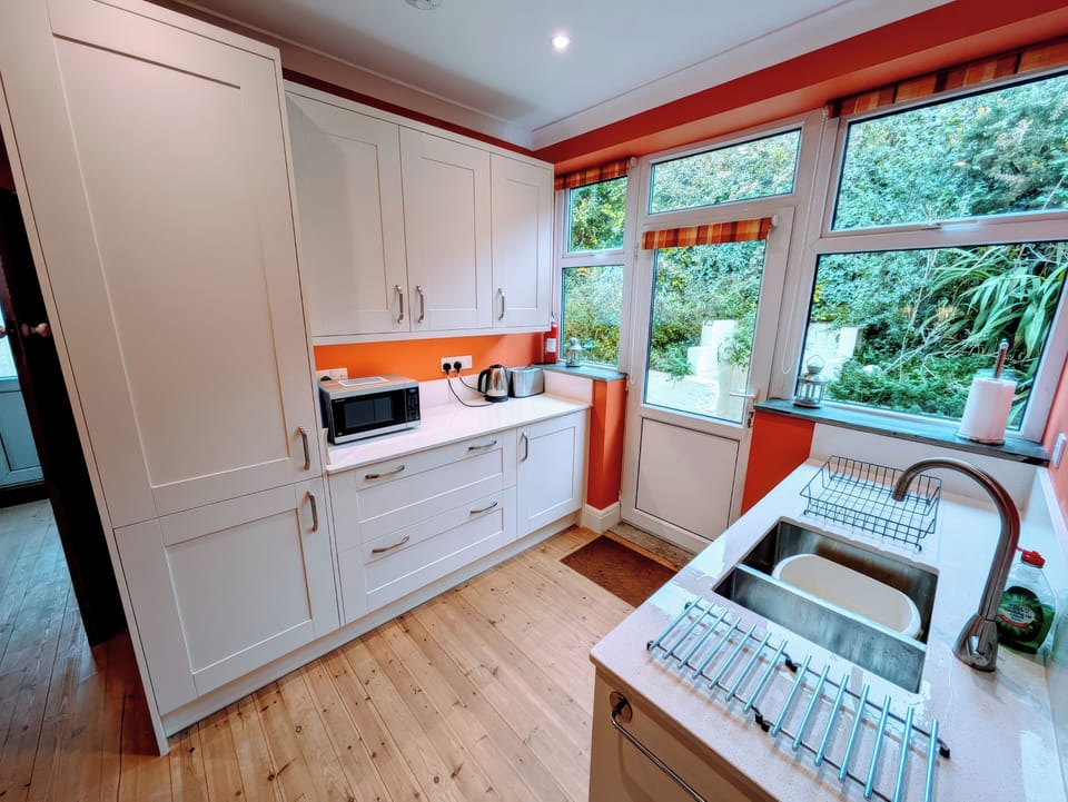 Cottage | Private kitchen | Dishwasher, cookware/dishes/utensils