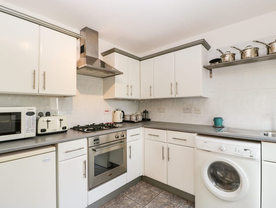 Cottage | Private kitchen | Fridge, electric kettle, toaster, cookware/dishes/utensils