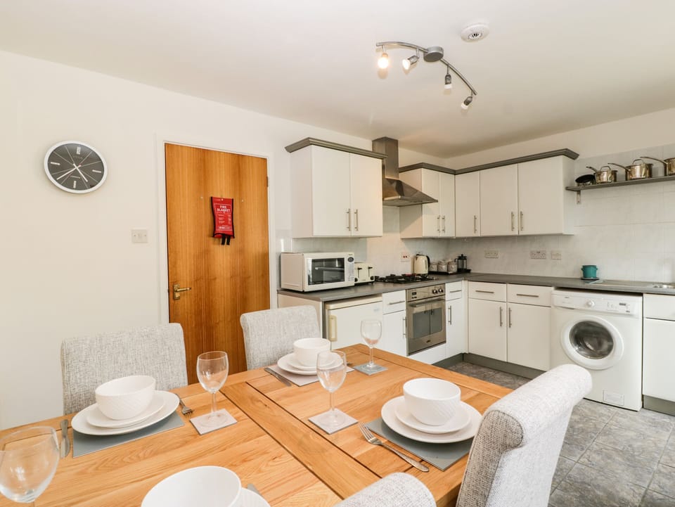 Cottage | Private kitchen | Fridge, electric kettle, toaster, cookware/dishes/utensils