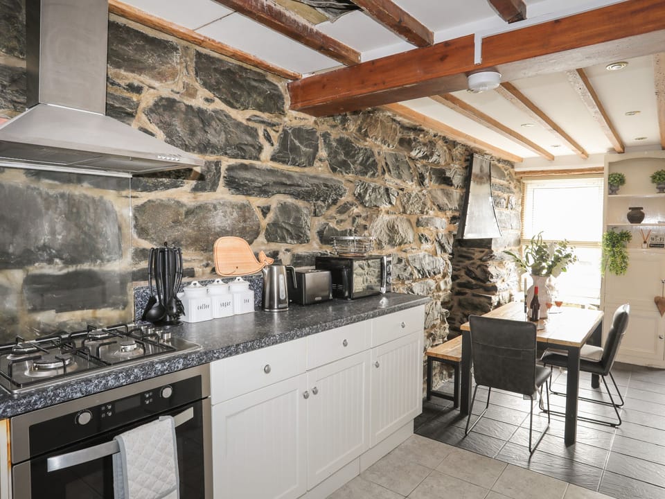 Cottage | Private kitchen | Fridge, electric kettle, toaster, cookware/dishes/utensils