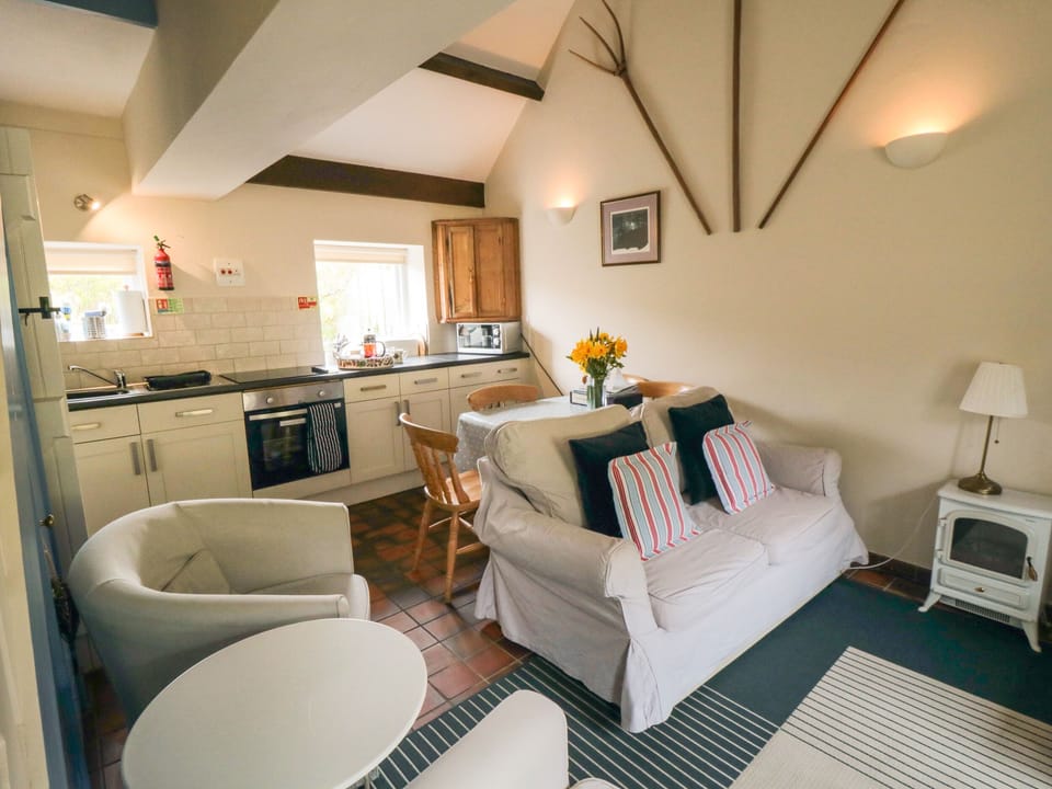 Cottage | Private kitchen | Fridge, microwave, electric kettle, toaster