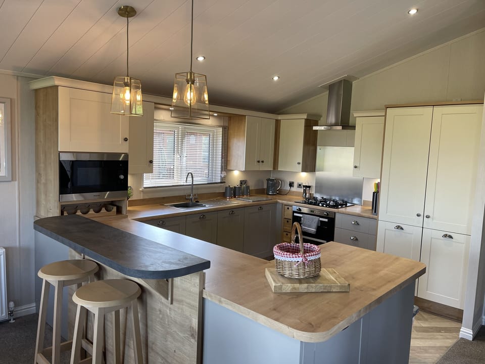 Cabin | Private kitchen | Fridge, microwave, oven, stovetop
