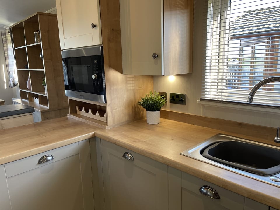 Cabin | Private kitchen | Fridge, microwave, oven, stovetop