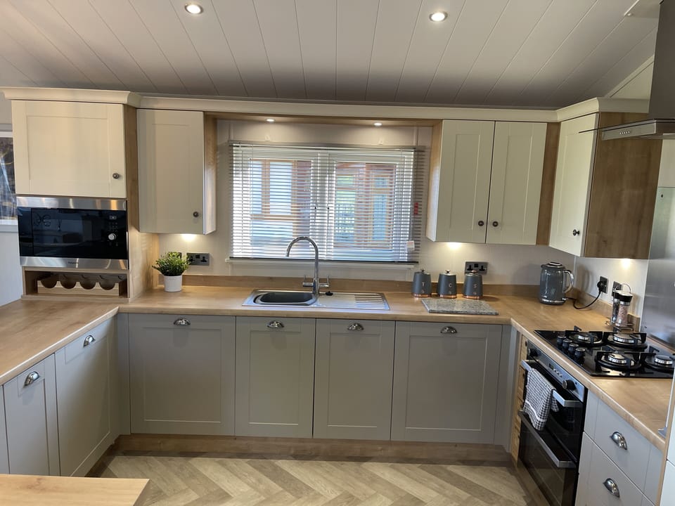 Cabin | Private kitchen | Fridge, microwave, oven, stovetop