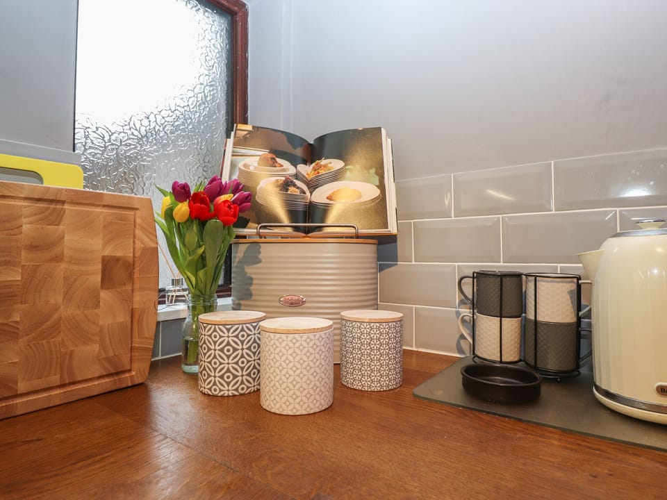 Cottage | Private kitchen | Fridge, dishwasher, electric kettle, toaster