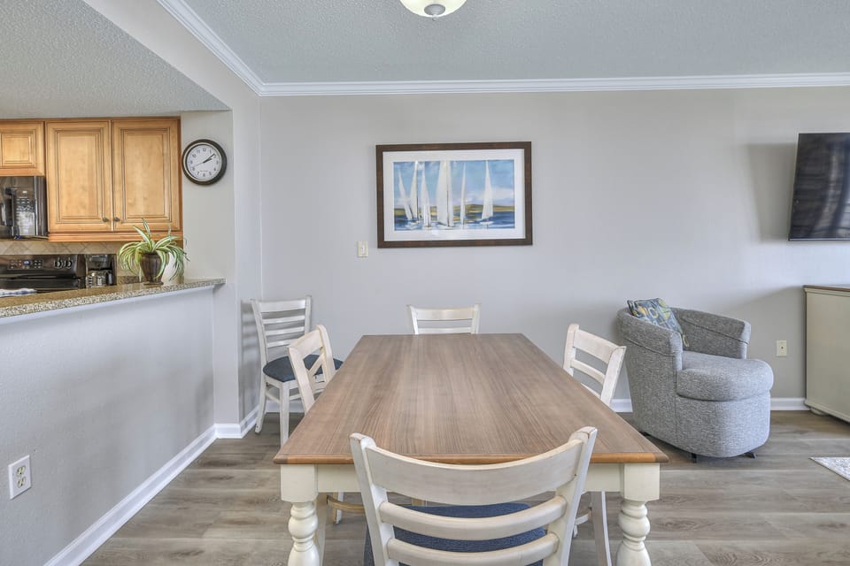 Classic Condo, 3 Bedrooms (817) | Living area | TV