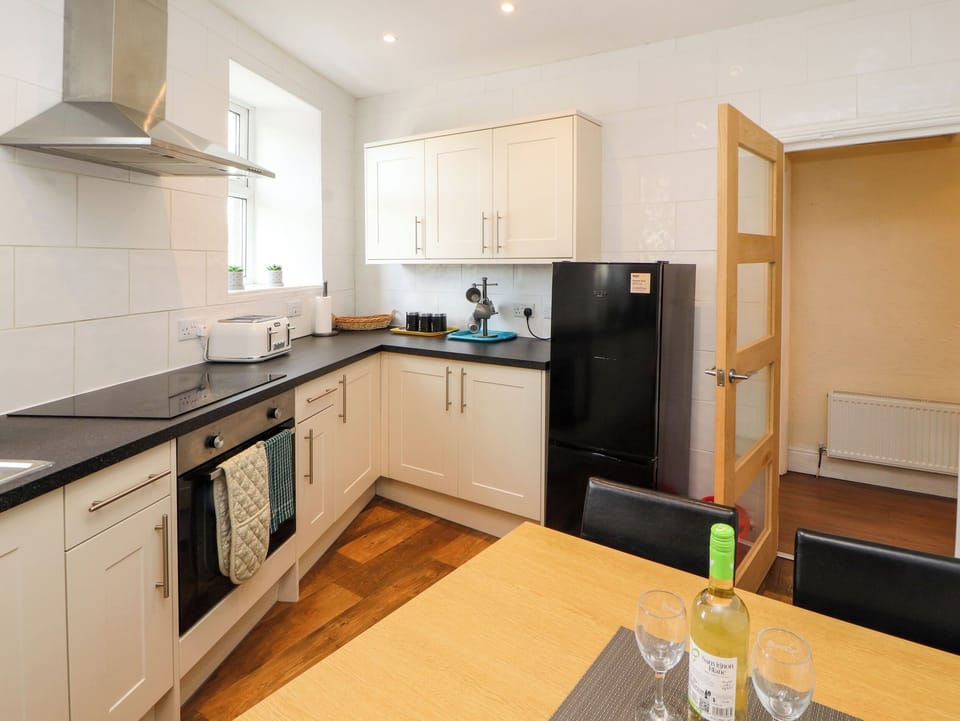 Cottage | Private kitchen | Fridge, microwave, electric kettle, toaster