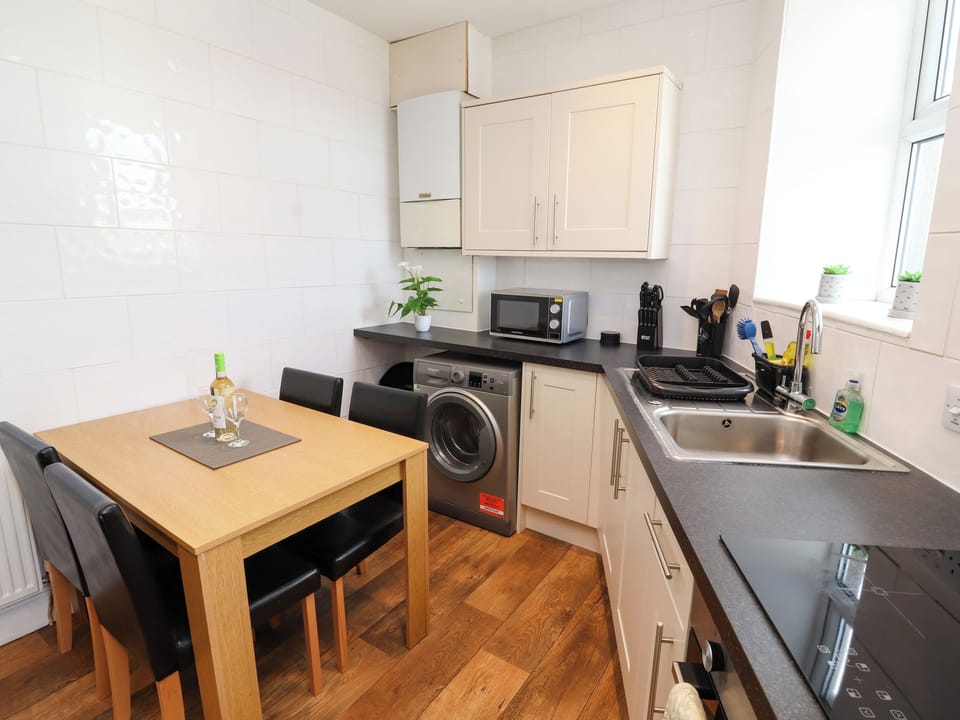 Cottage | Private kitchen | Fridge, microwave, electric kettle, toaster