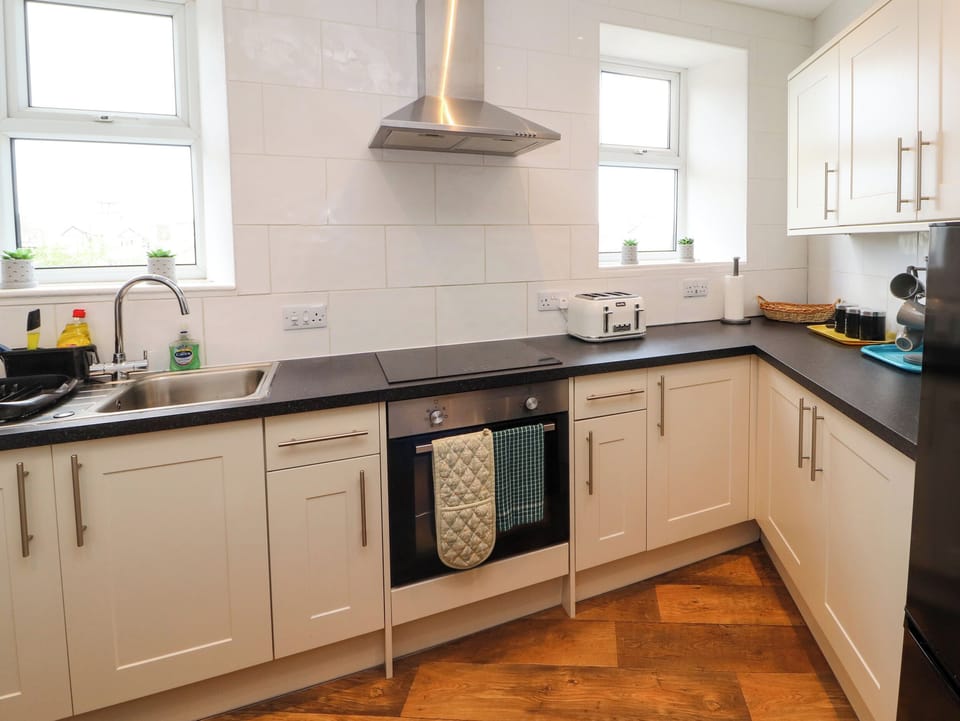 Cottage | Private kitchen | Fridge, microwave, electric kettle, toaster
