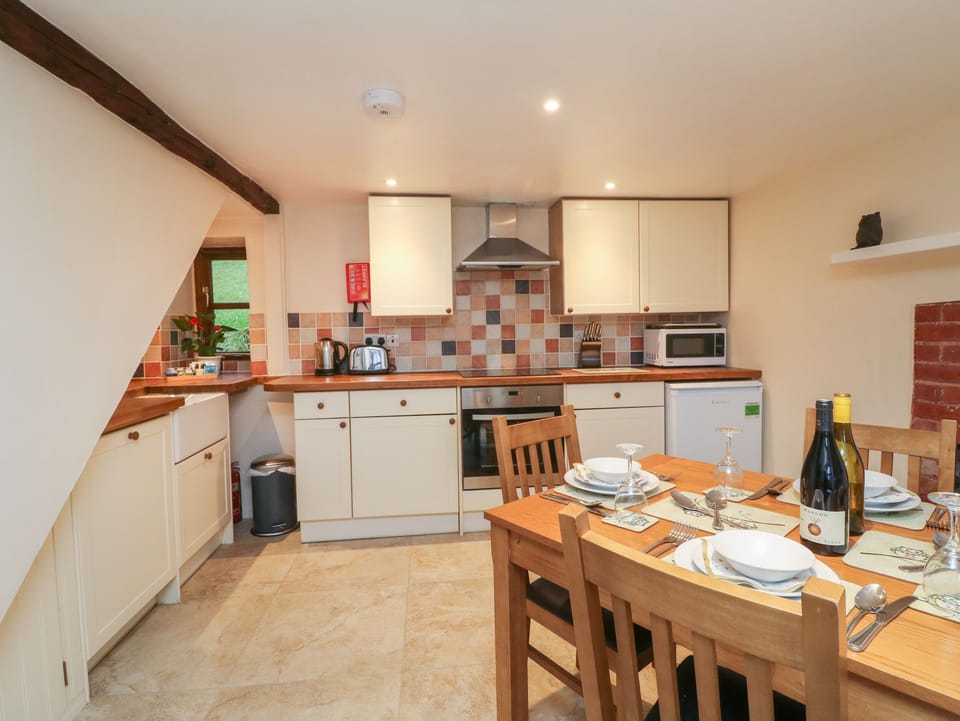 Cottage | Private kitchen | Fridge, dishwasher, electric kettle, toaster