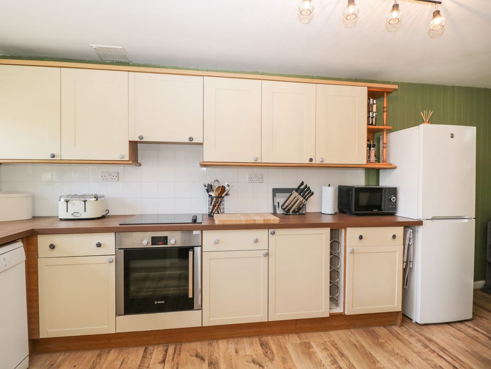 Cottage | Private kitchen | Fridge, microwave, dishwasher, electric kettle