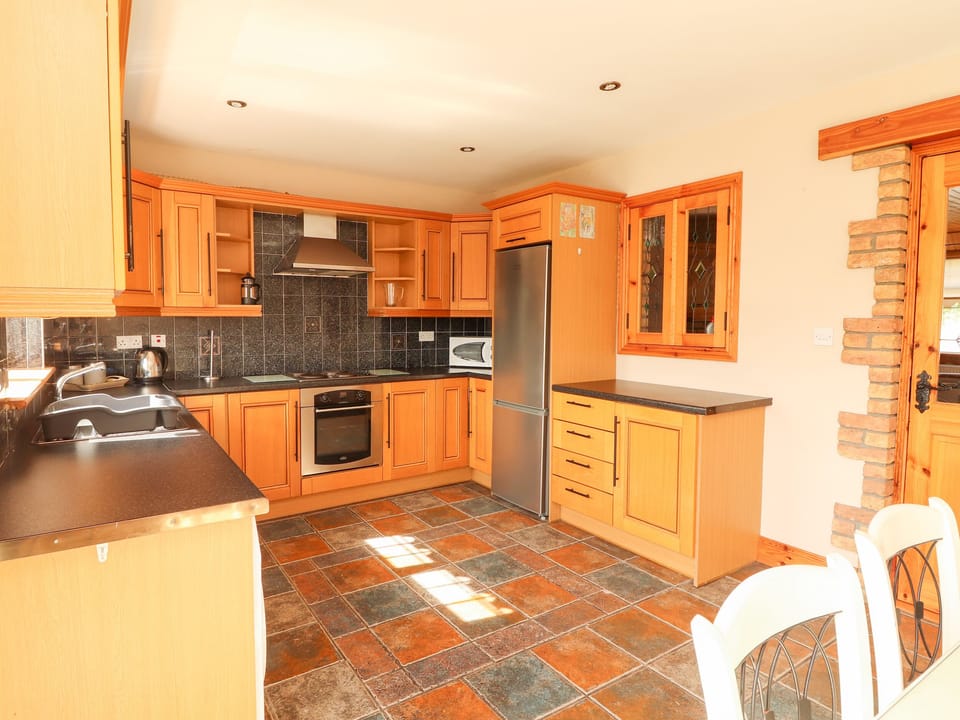 Cottage | Private kitchen | Electric kettle, toaster, cookware/dishes/utensils